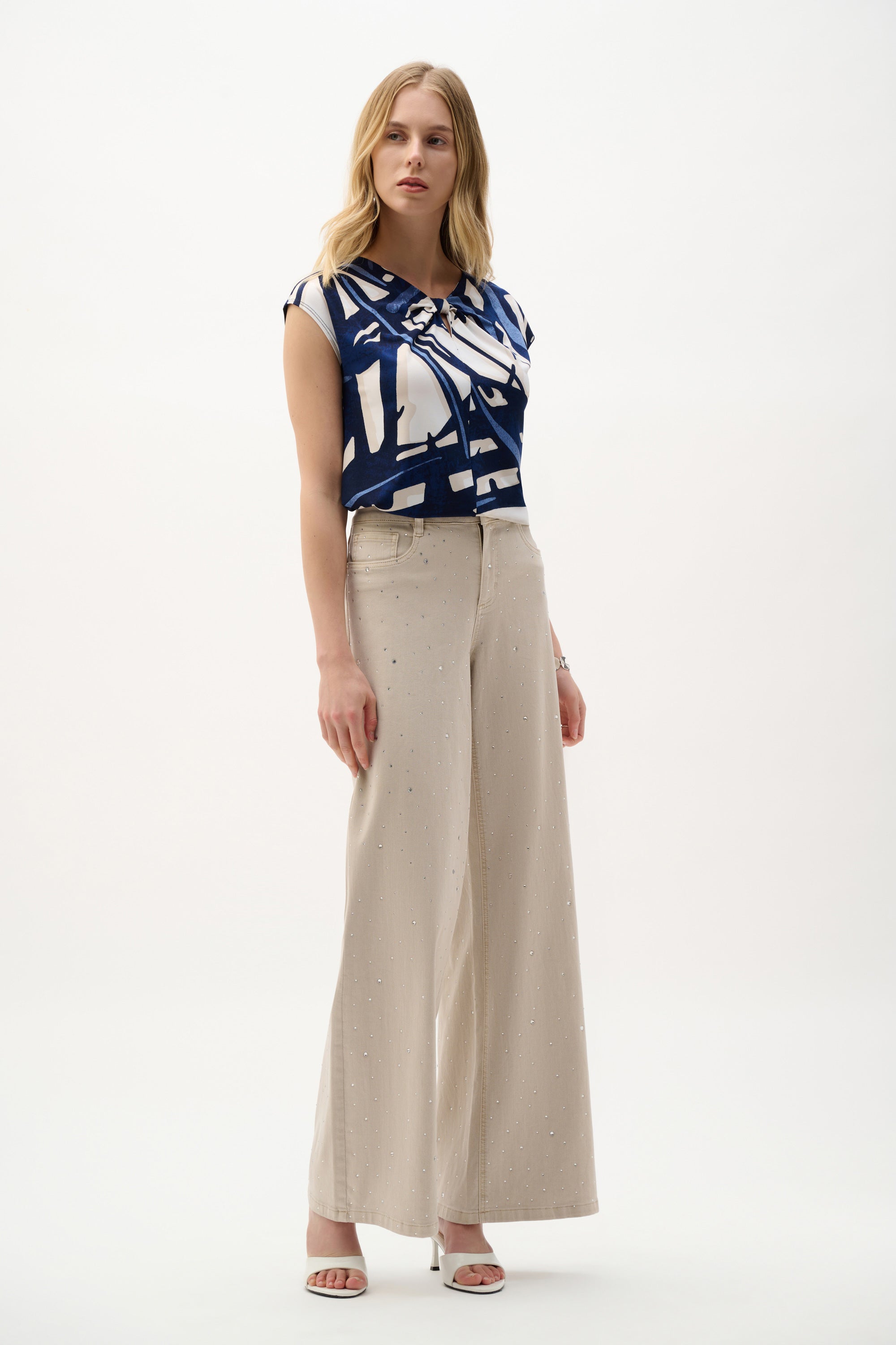 Abstract Keyhole Fitted Top