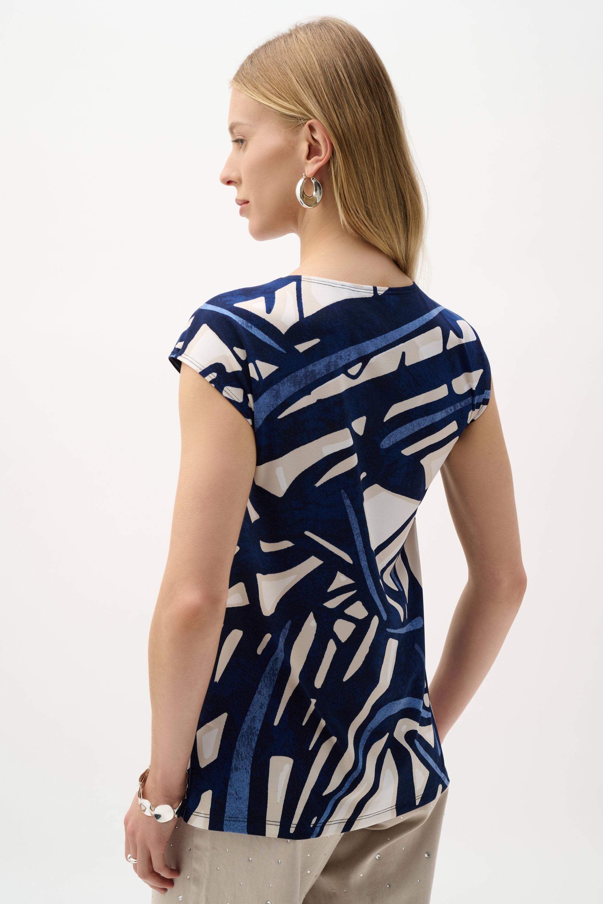 Abstract Keyhole Fitted Top